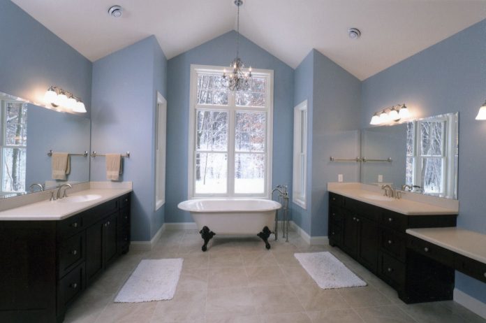 Gris et bleu: deux couleurs en osmose dans la salle de bain (23 idées déco)