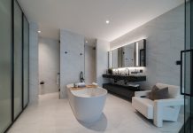 Toit plat, grandes baies, béton brut : Idées pour une salle de bain haut de gamme