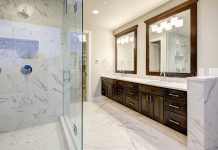 6 matériaux tendance et résistants pour un plan de travail pour salle de bain moderne